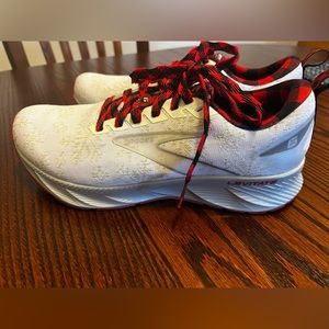 Women’s brooks levitate Run merry size 9 athletic shoe - LIKE NEW ! Worn once